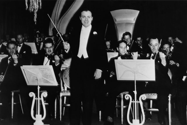 Andre Kostelanetz a jeho orchestr v roce 1937 | foto: Courtesy Everett Collection / Everett / Profimedia