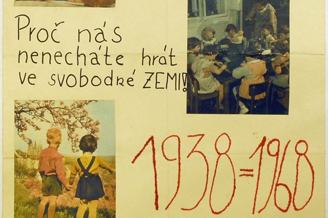 Podomácku vyrobený plakát,  kterým lidé v srpnu 1968 dávali najevo nesouhlas s okupací | foto: Jihočeské muzeum