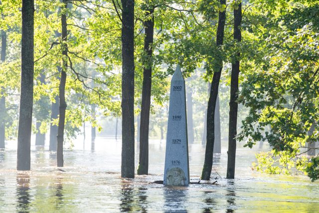 Bezpečnostní přeliv rybníka Rožmberk 18. září 2024. Pomník Jakuba Krčína ukazuje výšky hladin při předchozích povodních | foto: Václav Pancer,  ČTK