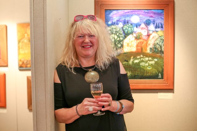 Malířka Renata Štolbová na vernisáži výstavy svých obrazů v písecké galerii Sladovna v roce 2018 | foto: David Peltán,  MAFRA / Profimedia
