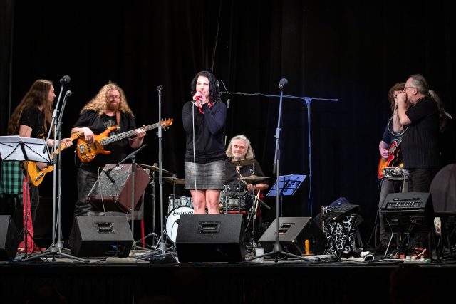 Jana P.S. s kapelou v českobudějovickém Divadle U Kapličky | foto: Daniel Král,  Večery S