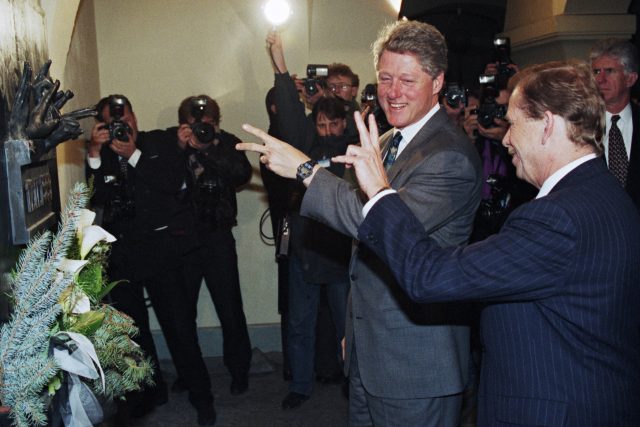 Bill Clinton v Praze v roce 1994 | foto: Michal Doležal,  ČTK
