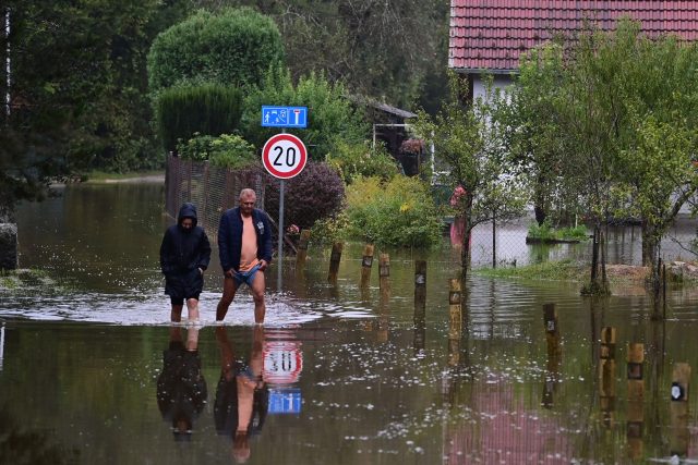 Rozvodněná Lužnice v Suchdole nad Lužnicí | foto: Václav Pancer,  ČTK