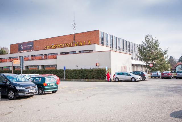 Nová stavba má zvýšit počet parkovacích míst u budějovické sportovní haly | foto: Petr Lundák,  MAFRA / Profimedia