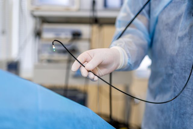 Při vyšetření lékaři zavádí ohebný endoskop,  optický přístroj pro zobrazení vnitřních dutin | foto: Shutterstock