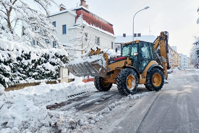 Odklízení sněhu v Českých Budějovicích | foto: Petr Lundák,  MAFRA / Profimedia