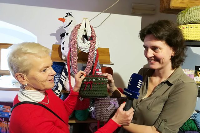 S Lenkou Sýkorovou se na výstavě kreativity setkala autorka pořadu Dámská jízda Mirka Nezvalová | foto: Monika Brýdová