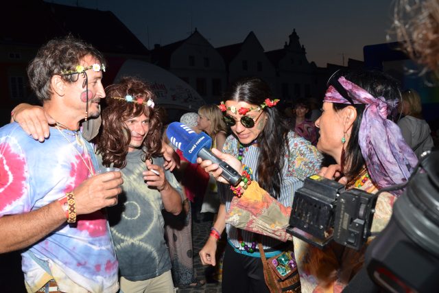 Diváci si zahájení letošního Slavonice Festu ve stylu hippies vzali za své. Festival trvá v malém jihočeském městě do neděle,  nabídne 65 filmů a 12 koncertů | foto: Miroslav Duschek