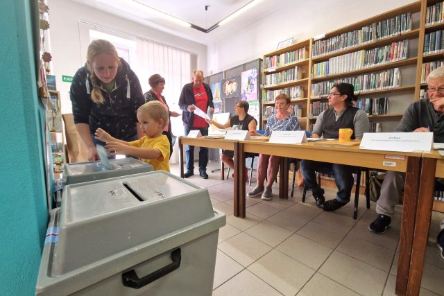 Volební místnost v knihovně na českokrumlovském sídlišti Mír | foto: Petr Kubát,  Český rozhlas