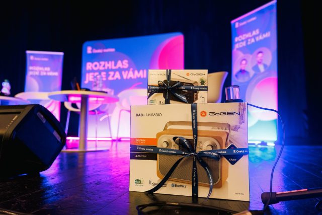Dvě DAB rádia, jedno větší a jedno menší, jsou připravena pro naše soutěžící | foto: Jiří Šeda Dvě DAB rádia, jedno větší a jedno menší, jsou připravena pro naše soutěžící