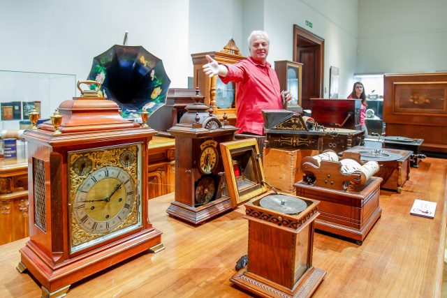 Petr Hadrava vystavuje hodiny a hodinky ze své sbírky v Jihočeském muzeu | foto: Petr Lundák,  MAFRA / Profimedia