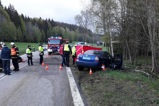 Jedna z tragických nehod na silnici I/4. Třiadvacetiletý řidič osobního vozidla projížděl ostrou levotočivou zatáčku příliš rychle | foto: Policie České republiky