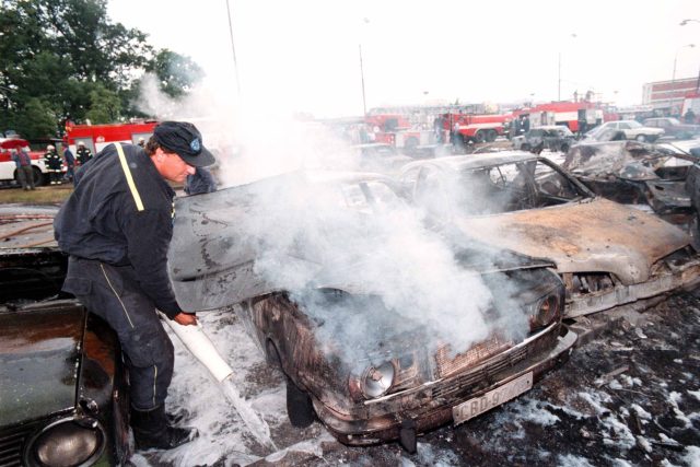Zničená auta na sídlišti Vltava v Českých Budějovicích po srážce dvou stíhaček 8. června 1998 | foto: David Veis,  ČTK