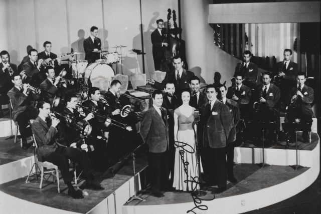 The Modernaires a orchestr Glenna Millera v roce 1941 | foto: Fotobanka Profimedia