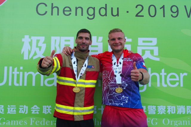 David Kubiš a Michal Brousil jsou oficiálně nejtvrdšími hasiči světa | foto: Lukáš Novák,  Hasičský záchranný sbor ČR