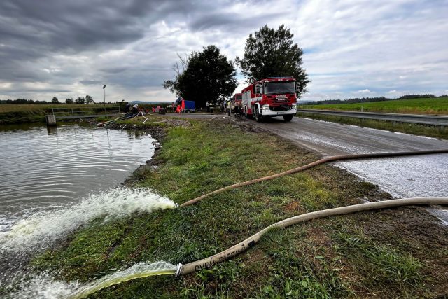 Hasičská technika u Jetětic | foto: Matěj Vodička,  Český rozhlas