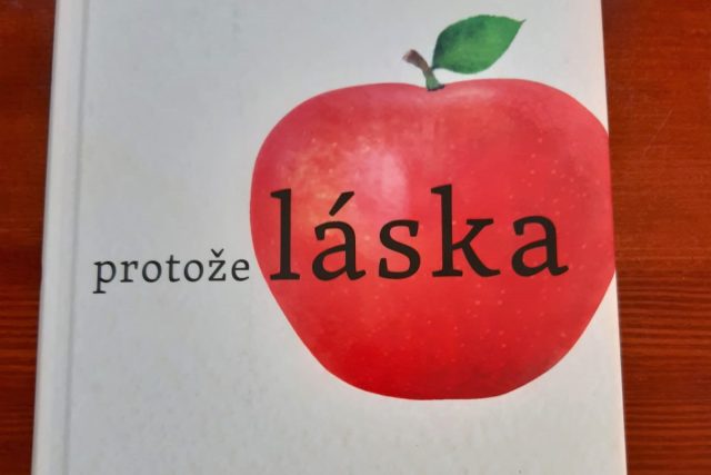 Kniha Protože láska,  kterou napsala Zuzana Miškufová | foto: Mirka Nezvalová,  Český rozhlas,  Český rozhlas