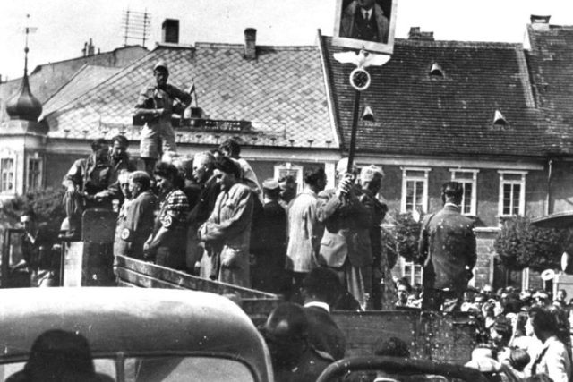 Výřez z dobové černobílé fotografie zachycující německé kolaboranty na korbě nákladního automobilu na Masarykově náměstí v Jindřichově Hradci 13. května 1945 | foto: archiv Vladislava Buriana,  Muzeum Jindřichohradecka