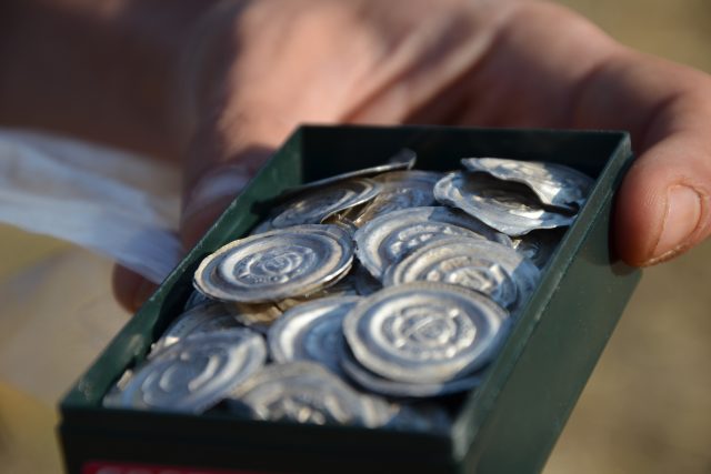 Část nalezeného pokladu stříbrných mincí u Sepekova | foto: Jan Kopřiva,  Český rozhlas,  Český rozhlas