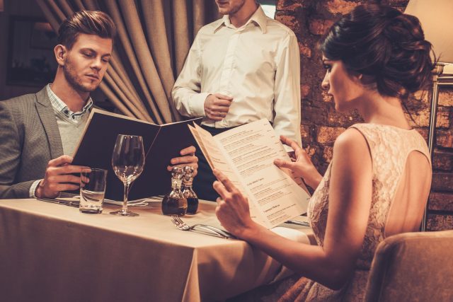 Objednávat jídlo může muž,  nebo si každý z páru objedná sám | foto: Fotobanka Profimedia