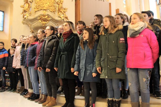 Dětský pěvecký sbor Jitřenka pravidelně zpívá například při předávání Betlémského světla v českobudějovické katedrále  (snímek z roku 2019) | foto: Andrea Poláková,  Český rozhlas
