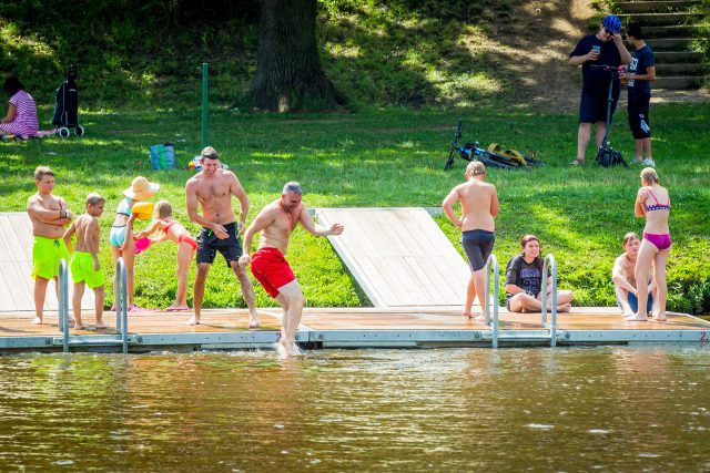 Koupací molo na Vltavě v Českých Budějovicích | foto: Petr Lundák,  MAFRA / Profimedia