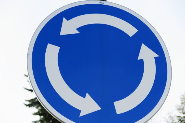 Nová kruhová křižovatka má zvýšit bezpečnost chodců i řidičů | foto: Jaroslava Mannová
