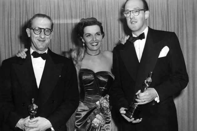 Jay Livingstone  (vlevo) a Ray Evans společně s herečkou Jane Russell po převzetí Oscara za píseň Buttons and Bows v roce 1949 | foto: Courtesy Everett Collection,  Fotobanka Profimedia