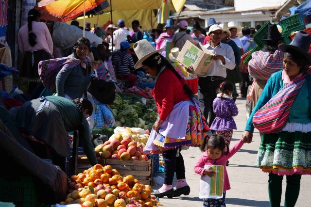 Pavel Chlouba při své expedici do jižní Ameriky navštívil tržiště v peruánském městečku Carhuaz | foto: Pavel Chlouba,  Český rozhlas