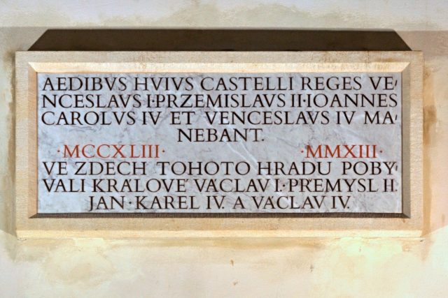 Deska připomínají pobyty pěti českých králů na hradě v Písku | foto: Slavomír Kubeš,  MAFRA / Profimedia