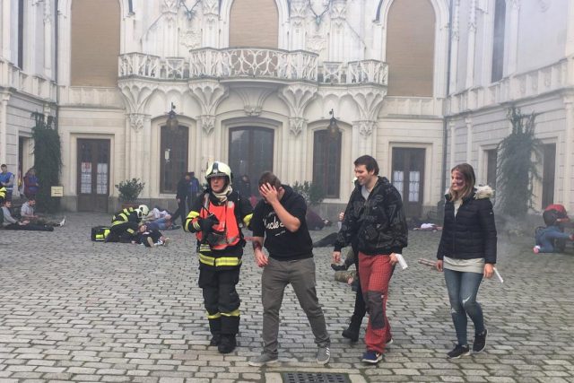 Hasiči,  policisté a zdravotní záchranáři nacvičovali zásah po simulovaném výbuchu na zámku Hluboká | foto: Mária Pfeiferová,  Český rozhlas