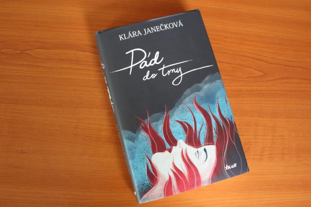 Kniha Pád do tmy Kláry Janečkové | foto: Andrea Poláková,  Český rozhlas,  Český rozhlas