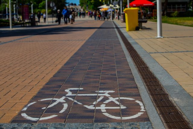 Za nerespektování cyklostezek a jízdu po chodníku hrozí pokuta až do výše dvou tisíc korun | foto: Fotobanka Profimedia