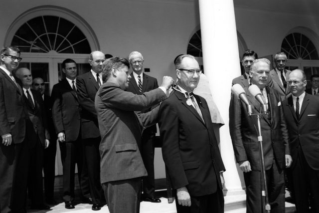  	Astronom Fred Whipple přebírá ocenění od prezidenta Kennedyho  (snímek z roku 1963) | foto: Profimedia