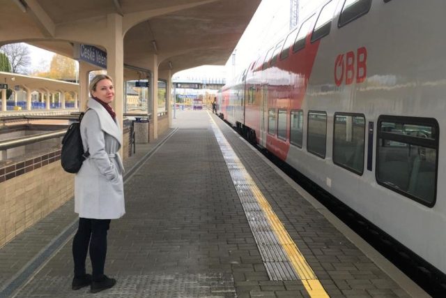 Martina Indrová třicet let poté,  co jela vlakem do Vídně,  opět na nádraží v Českých Velenicích | foto: Mária Pfeiferová,  Český rozhlas