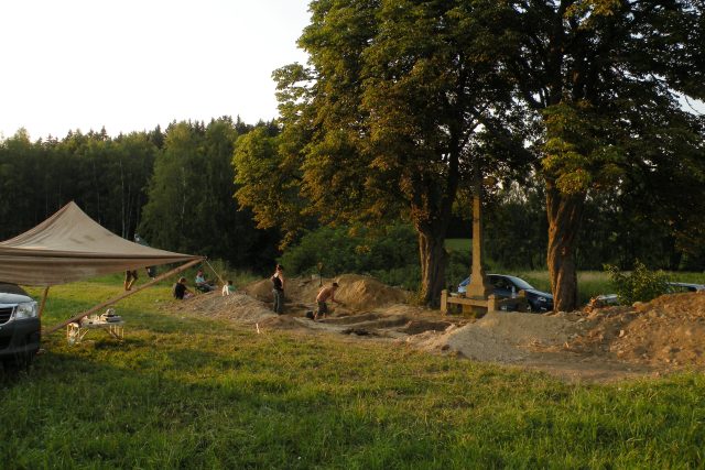 Archeologické práce u Blata na Novobystřicku,  kde bylo objeveno dvanáct těl | foto: Tomáš Pancíř