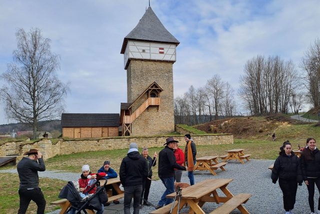 Věž tvrze Tichá má novou nástavbu,  která kopíruje tu původní | foto: Zdeněk Zajíček,  Český rozhlas