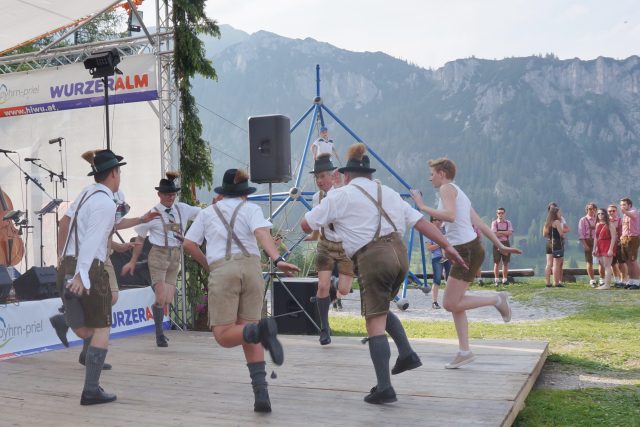 Slavnost patří folkloru a tradici. Každý rok je na programu i vystoupení místní skupiny tanečníků v kožených kalhotách,  podkolenkách a v klobouku s tancem Schuhplattler | foto: Miroslav Pfeifer