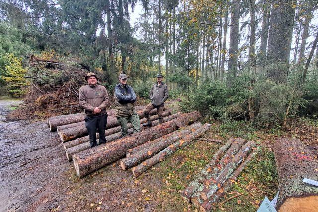 Lesníci vyprávěli zajímavosti o lese i své práci | foto: Kristýna Barchini,  Český rozhlas