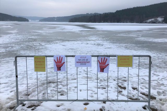 Vstup na zamrzlou hladinu Lipna zatím není bezpečný | foto: Matěj Vodička,  Český rozhlas,  Český rozhlas
