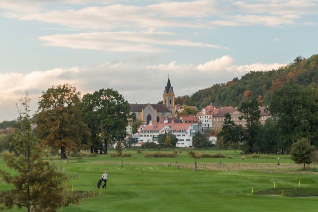 Součástí sportovní areálu v Hluboké nad Vltavou je golfové hřiště | foto: Fotobanka Profimedia