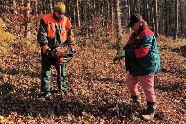 Lesníci používají speciální vrták pro vysazování stromků do zmrzlé půdy | foto: Jitka Cibulová Vokatá,  Český rozhlas,  Český rozhlas