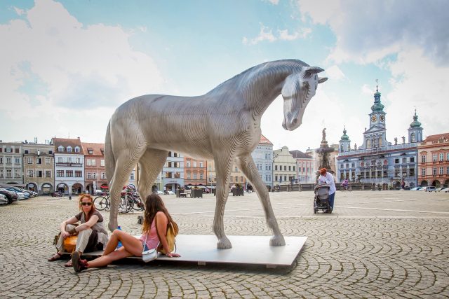 Ocelový kůň Michala Gabriela na českobudějovickém náměstí | foto: Petr Lundák,  MAFRA / Profimedia