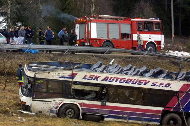 Vrak autobusu po tragické nehodě u Nažidel | foto: Jaroslav Sýbek,  MAFRA / Profimedia