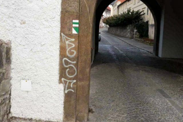 Vandal poničil Bechyňskou bránu v Táboře,  posprejoval obloukový pilíř a také dřevěné dveře v průjezdu | foto: Policie České republiky