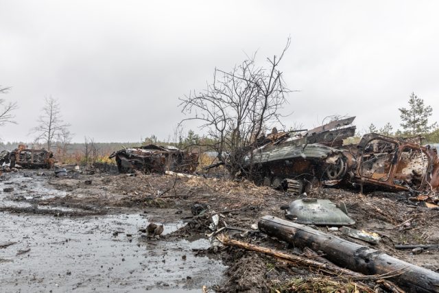 Zničená válečná technika u vesnice Dmytrivka v Oděské oblasti na Ukrajině | foto: Shutterstock