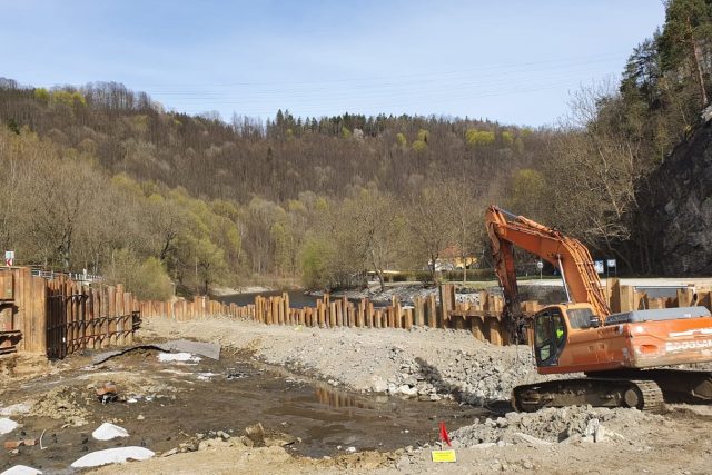 Stavba malé vodní elektrárny u Papouščí skály před Českým Krumlovem | foto: Anna Vrhelová,  Český rozhlas