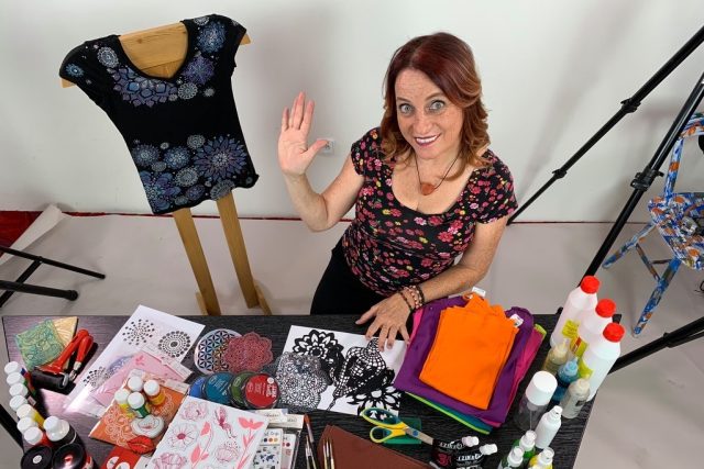 Monika Brýdová natočila videokurzy zaměřené na práci s textilními technikami. Učí,  jak vyrobit originální kousky oblečení | foto: archiv Moniky Brýdové