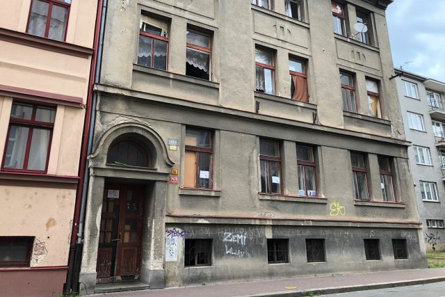 Dům je v dezolátním stavu,  na první pohled jsou vidět třeba vymlácená okna | foto: Matěj Vodička,  Český rozhlas