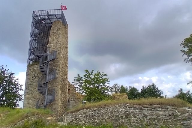 Dominantou hradu Orlík nad Humpolcem je věž,  která slouží jako rozhledna | foto: Zdeněk Zajíček,  Český rozhlas